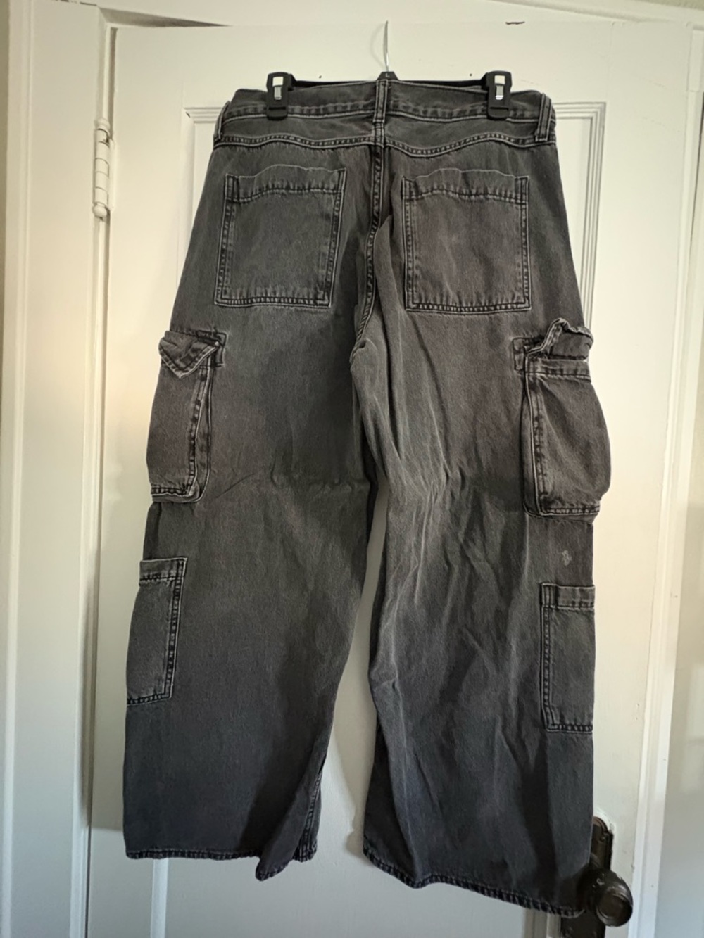Old Navy Black Relaxed Cargo Jeans with Utility Pockets - Picture 2 of 3